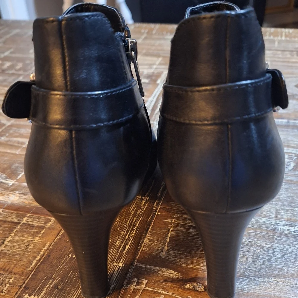Bandolino Black Leather Women's Ankle Boots with Side Zipper 3